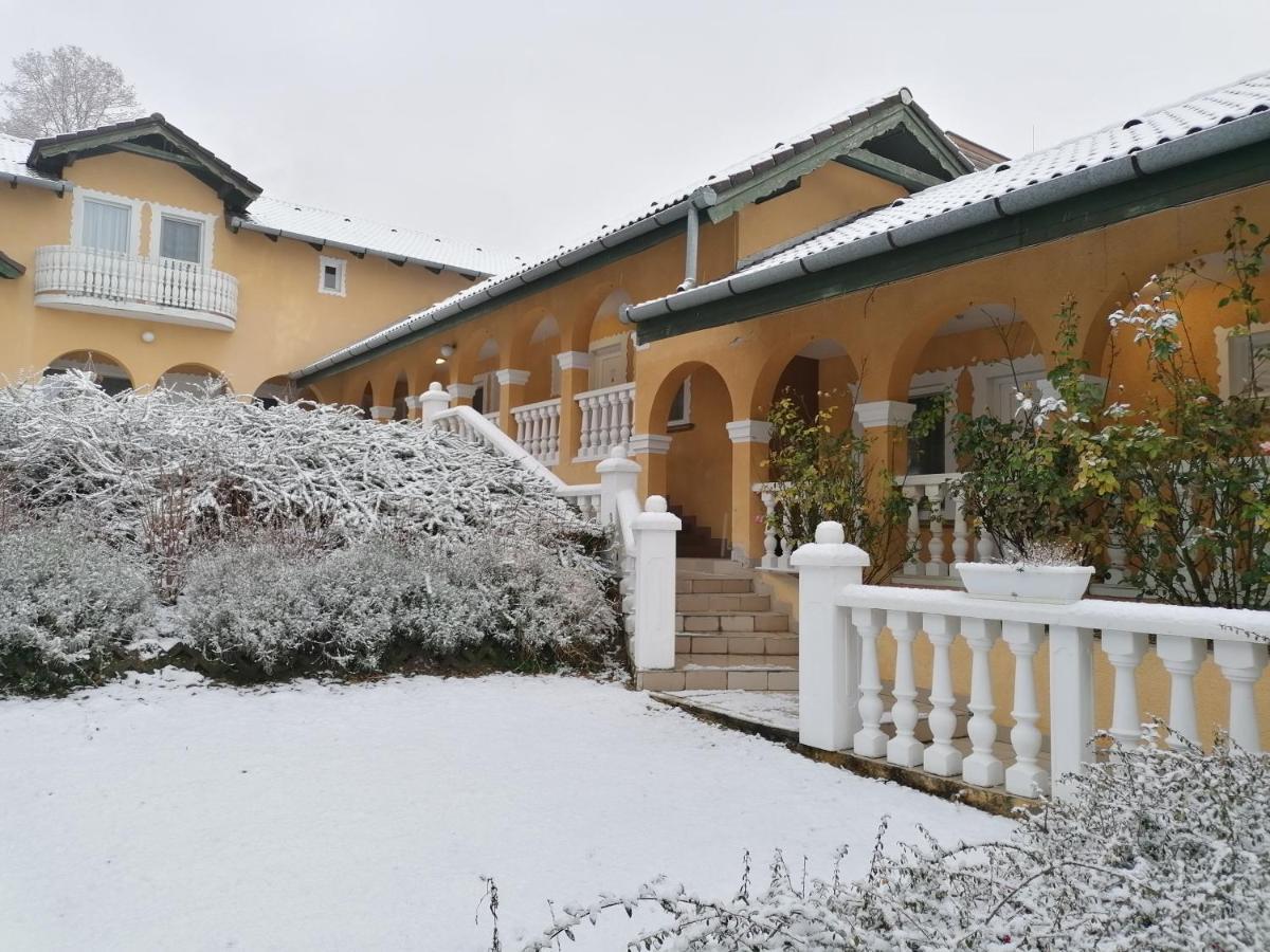 Panoráma Birtok - Wellness Panzió, Konferencia és Rendezvényközpont Acomodação com café da manhã Győrújbarát Exterior foto