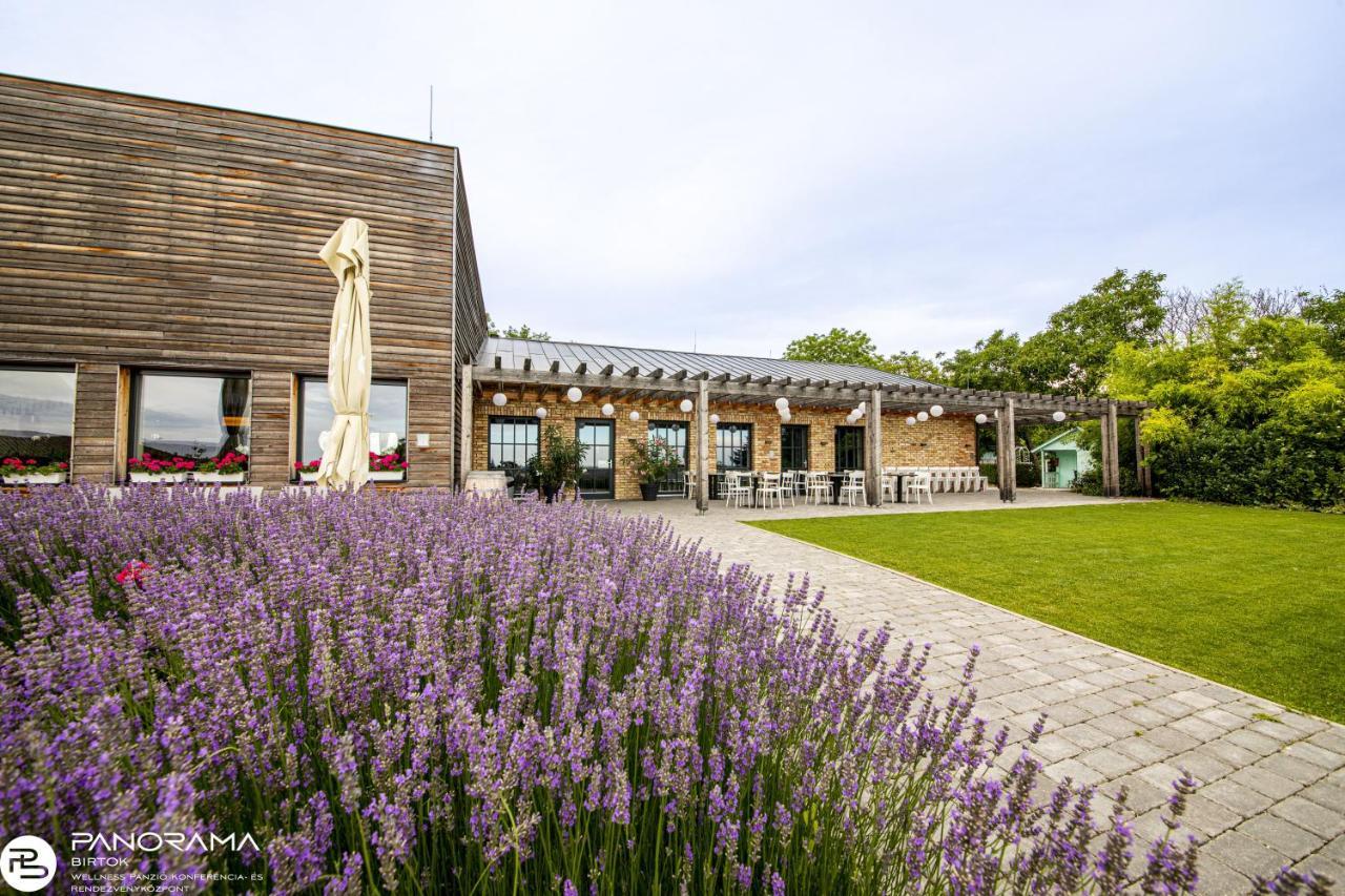 Panoráma Birtok - Wellness Panzió, Konferencia és Rendezvényközpont Acomodação com café da manhã Győrújbarát Exterior foto